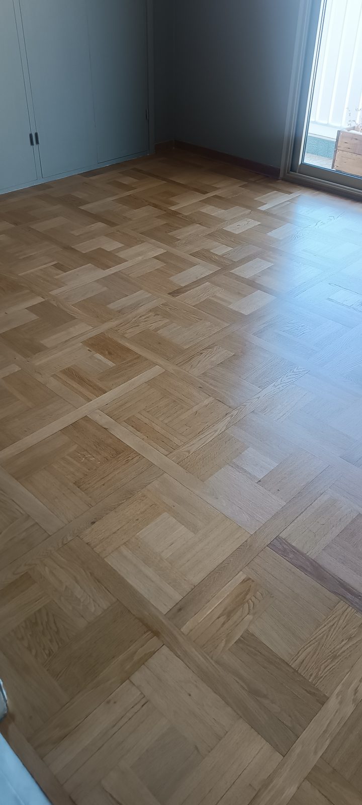 Ponçage et vitrification d'un parquet Chêne Naturel