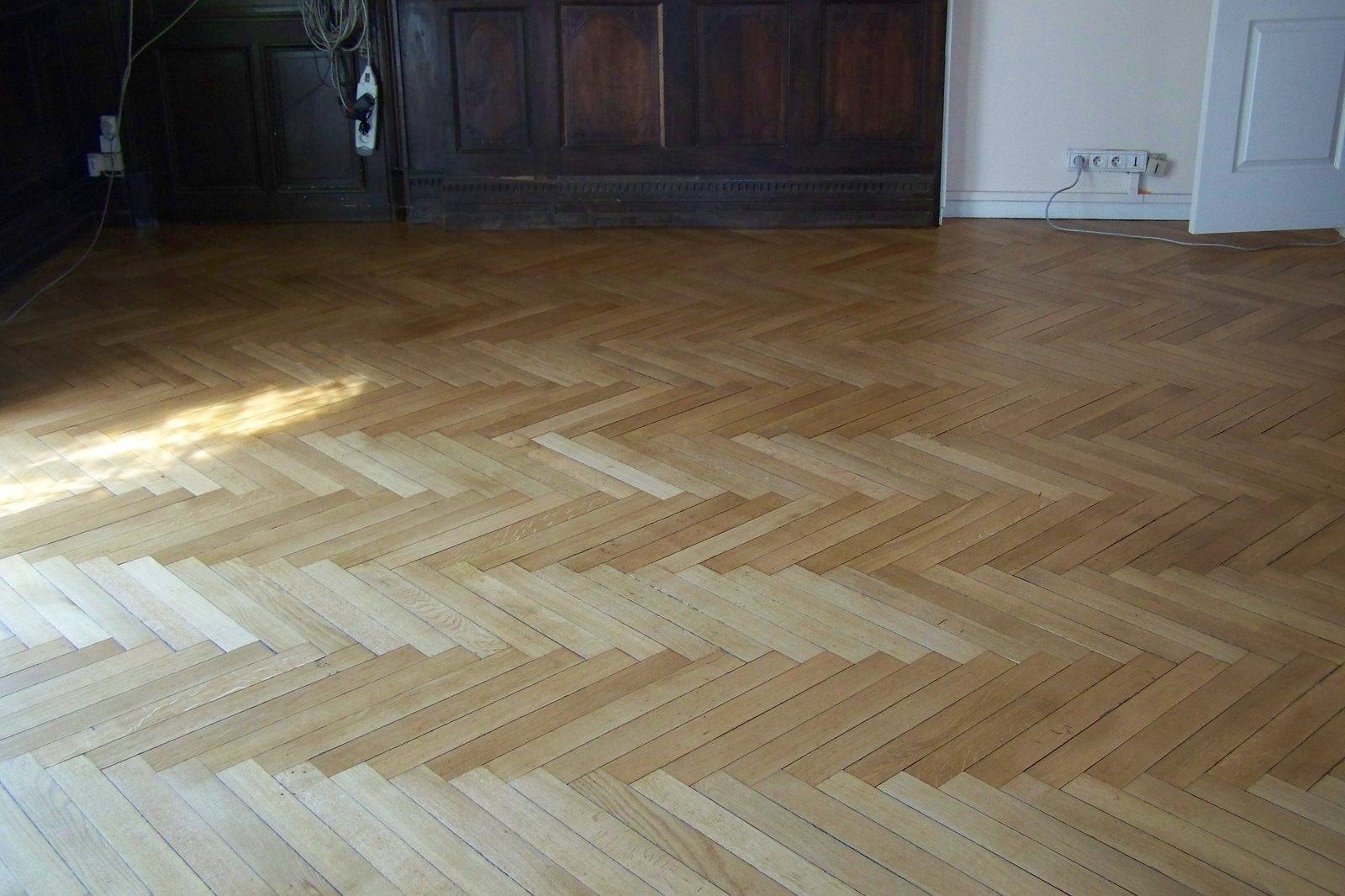 Rénovation d'un parquet en chêne massif bâtons rompus