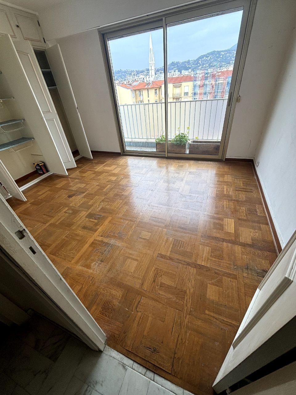 Ponçage et vitrification d'un parquet Chêne Naturel